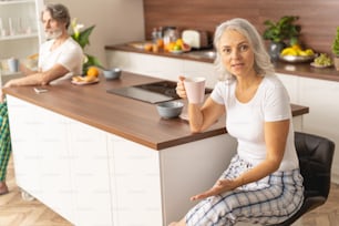 Femme et son mari contrarié assis en silence au petit-déjeuner