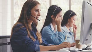 El agente de atención al cliente o el centro de llamadas con auriculares funcionan en una computadora de escritorio mientras brindan soporte al cliente en una llamada telefónica. Concepto de representante comercial de servicio de operador.