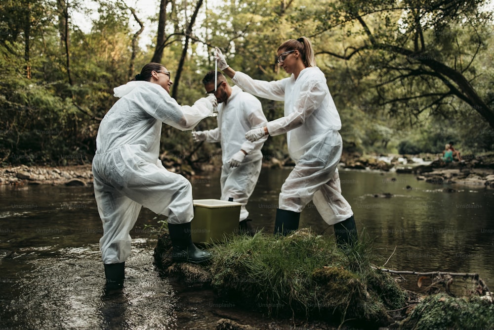 Equipe de cientistas e biólogos pesquisando possibilidades de bactérias e vírus se espalhando através de suprimentos naturais de água potável.