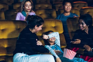 女の子たちは映画館で大声��で泣き、隣や後ろに座っている人たちに迷惑をかけました。