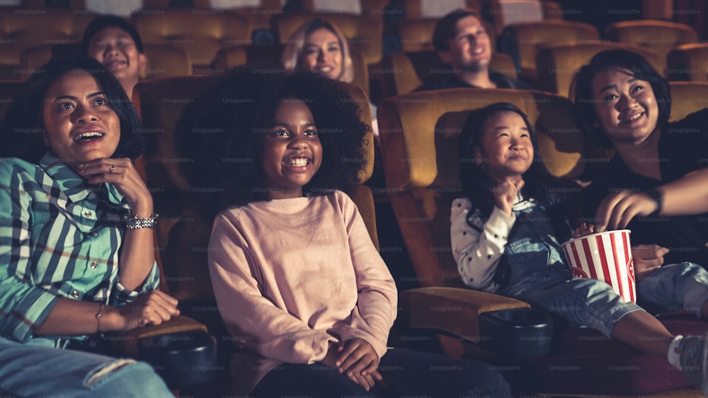 映画館の映画館で映画を観る人々。グループレクリエーション活動と娯楽のコンセプト。