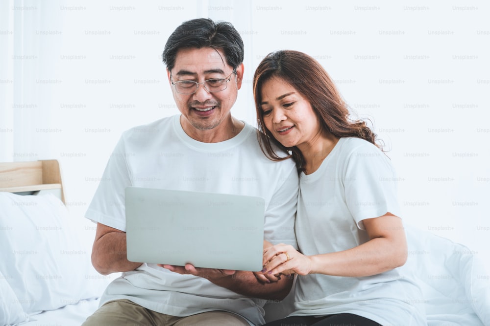 Glückliches asiatisches älteres Paar, das eine gute Zeit zu Hause hat. Alte Menschen Rente und gesunde Bürger ältere Menschen Konzept.