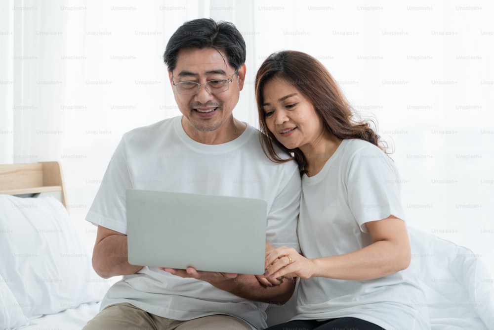 Heureux couple de personnes âgées asiatiques passant du bon temps à la maison. Concept de retraite des personnes âgées et des citoyens en bonne santé.
