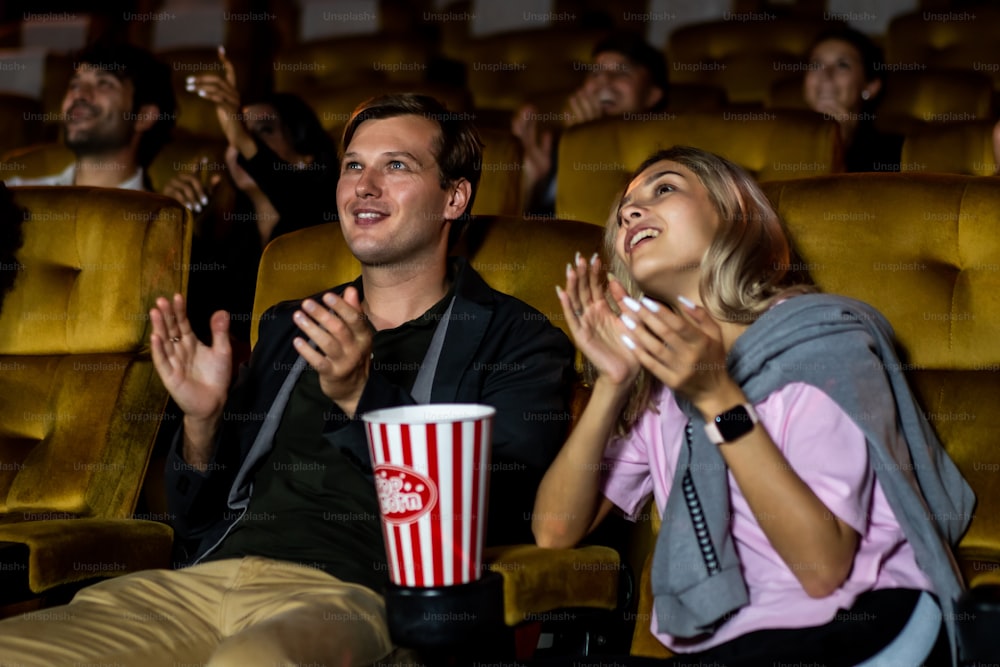 映画館で映画を見るのが楽しくて楽しい観客のグループ。グループレクリエーション活動と娯楽のコンセプト。