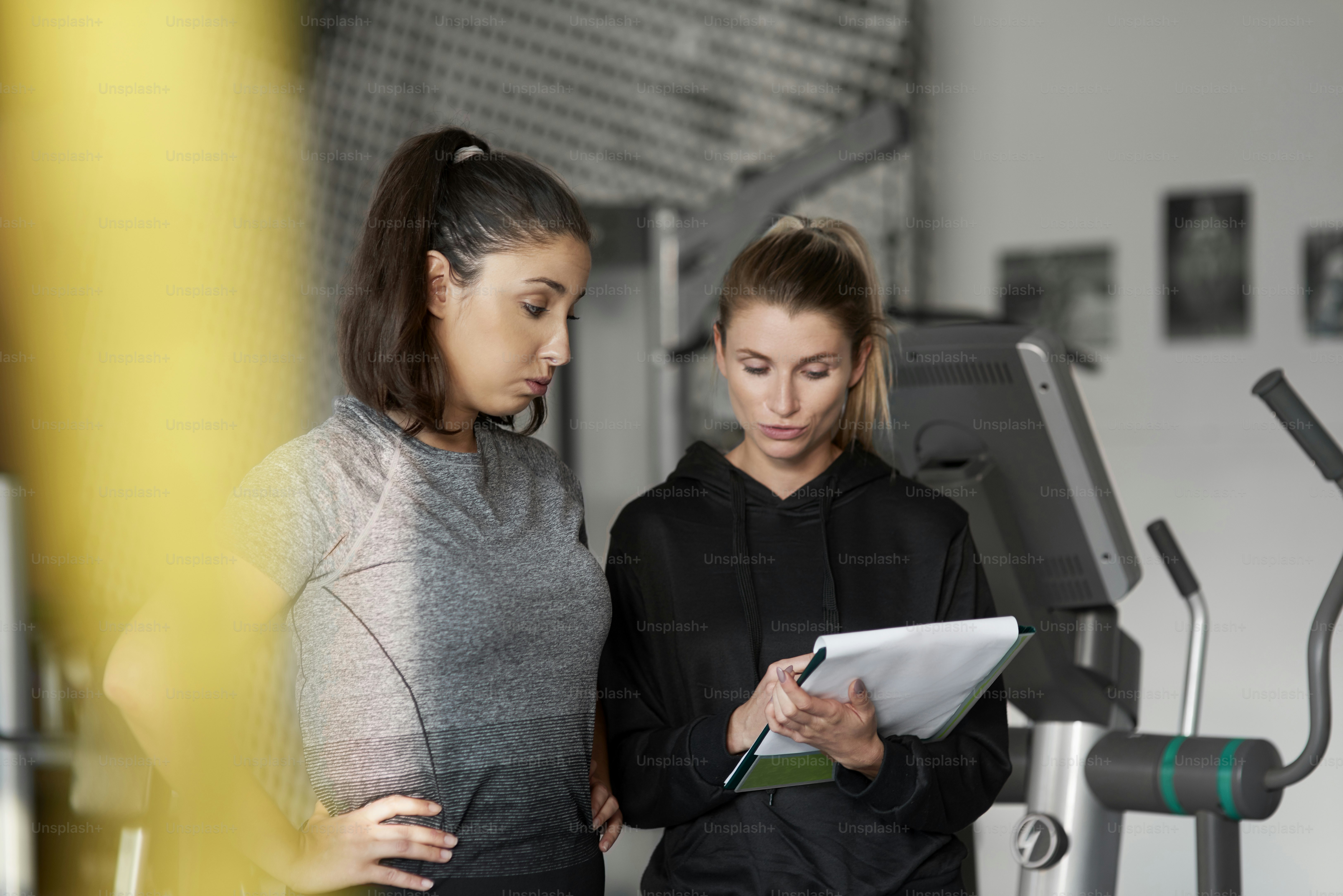 Instructor guiding young woman at the gym photo – Gym Image on Unsplash
