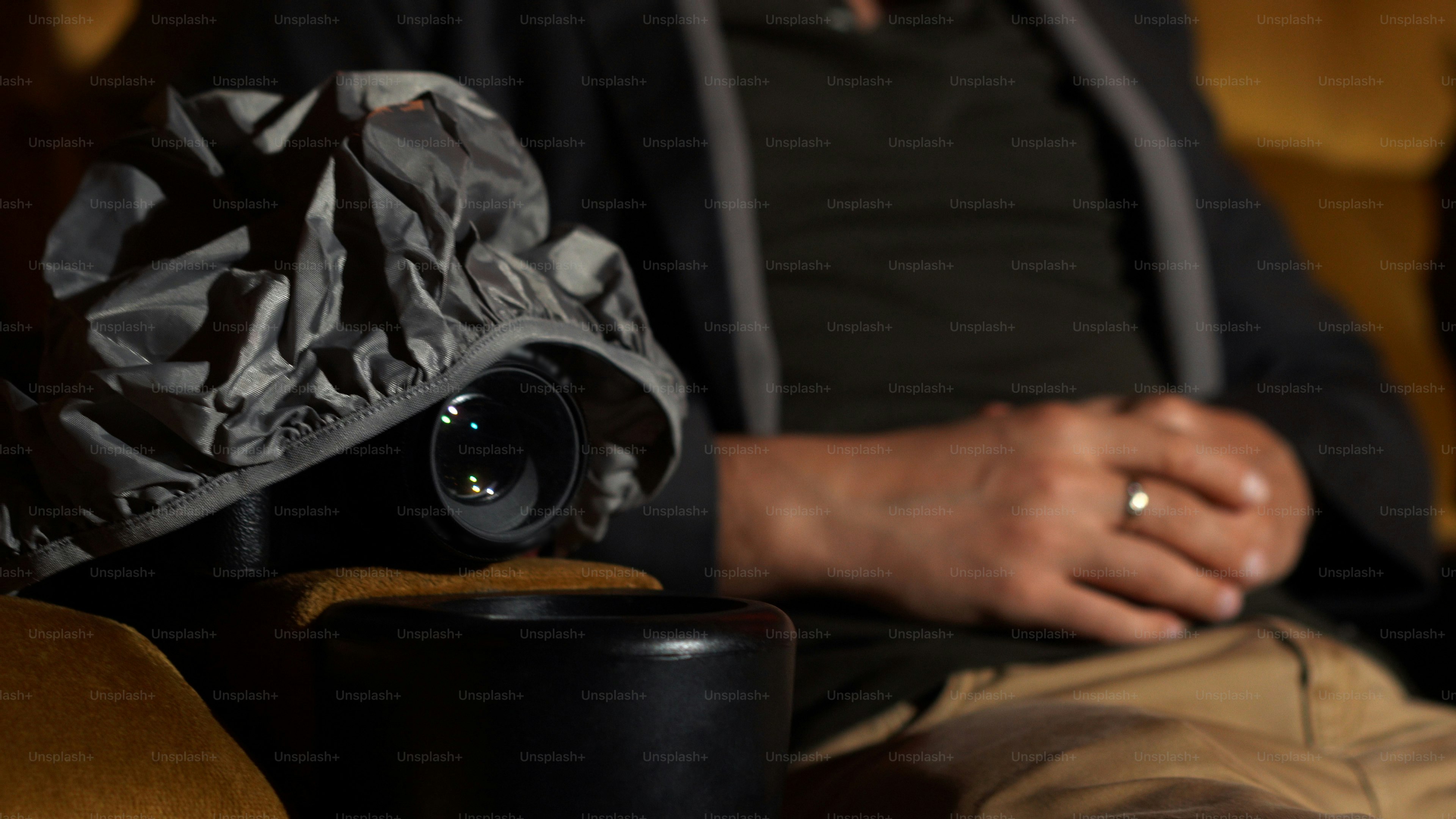 Un homme filme secrètement une vidéo tout en regardant un film au cinéma