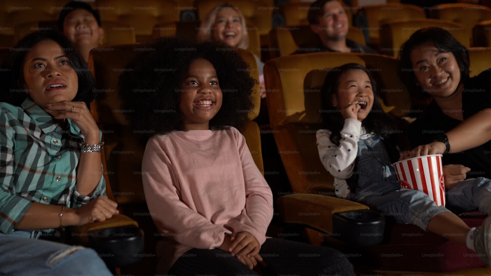 映画館の映画館で映画を観る人々。グループレクリエーション活動と娯楽のコンセプト。