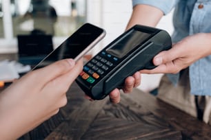 Pagar com telemóvel. Tecnologia de pagamento NFC.
