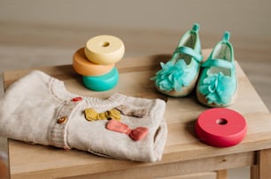 Concepto de ropa orgánica para bebés. Ropa y zapatos de algodón orgánico colocados en la silla de los niños en la habitación de los niños. Enfoque selectivo.