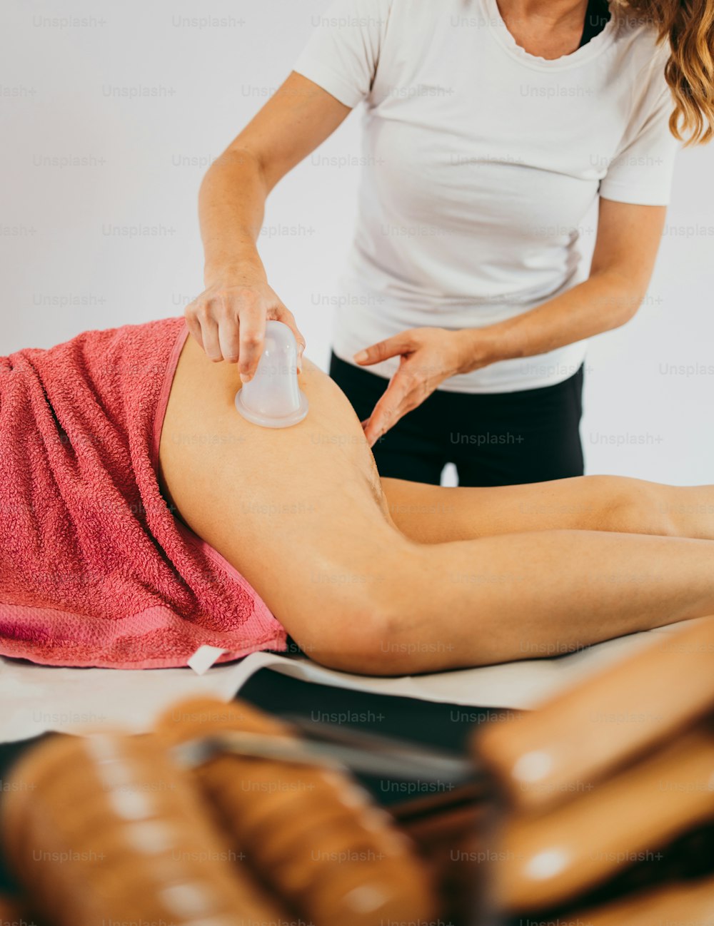 Frau mittleren Alters bei professioneller Anti-Cellulite-Massage mit Ventuza Vakuum-Körperzieher. Nahaufnahme.