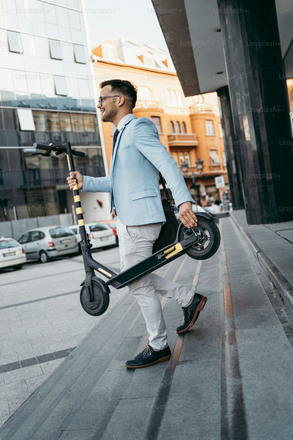 街の通りで電動スクーターを使用し、運転する若い現代の男性。現代的でエコロジカルな交通コンセプト。