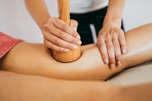 Frau mittleren Alters bei professioneller Anti-Cellulite-Maerotherapie-Massagebehandlung. Nahaufnahme.