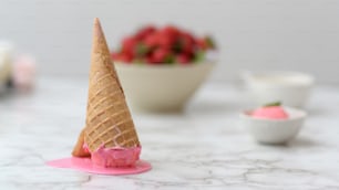 대리석 책상에 떨어뜨려 녹는 딸기 아이스크림 콘의 클로즈업 뷰