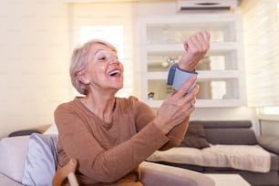 건강 개념 노인 여성은 혈압 모니터로 건강을 돌보고 있습니다. 고혈압. 집에서 혈압을 측정하는 성숙한 여자