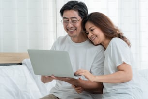 Heureux couple de personnes âgées asiatiques passant du bon temps à la maison. Concept de retraite des personnes âgées et des citoyens en bonne santé.