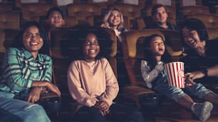 La gente ve la película en el cine del cine. Concepto de actividad y entretenimiento de recreación grupal.