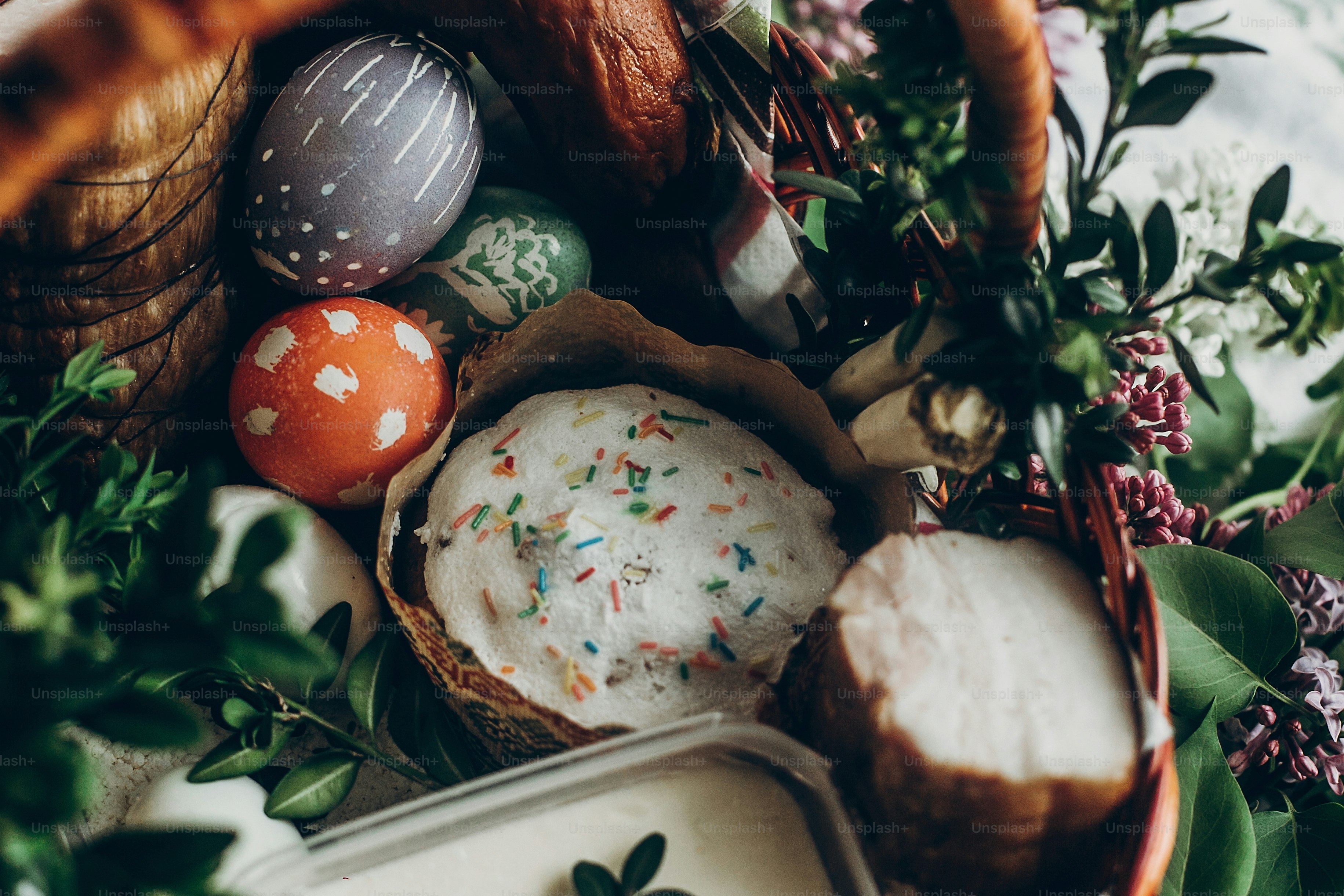 Panier de Pâques avec oeufs, pain, jambon, nourriture, vue de dessus. Oeuf décoré coloré avec des ornements floraux et de poulet et des fleurs lilas. espace pour le texte. Joyeuses Pâques. carte