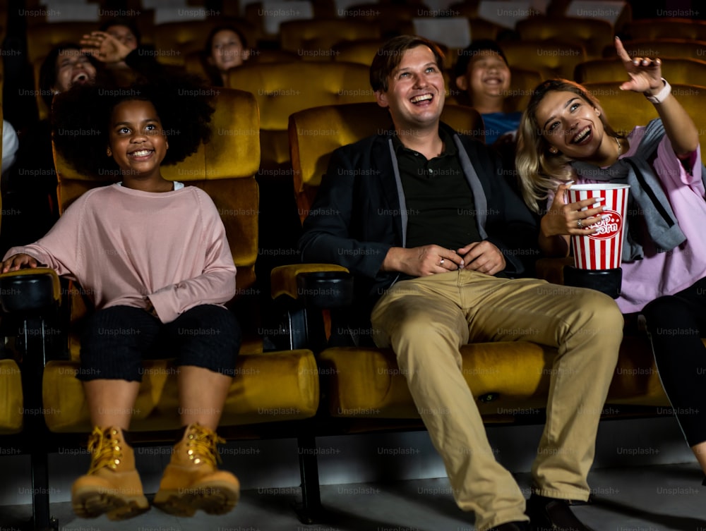 Pubblico della gente che guarda il film nel cinema del cinema. Attività ricreative di gruppo e concetto di intrattenimento.