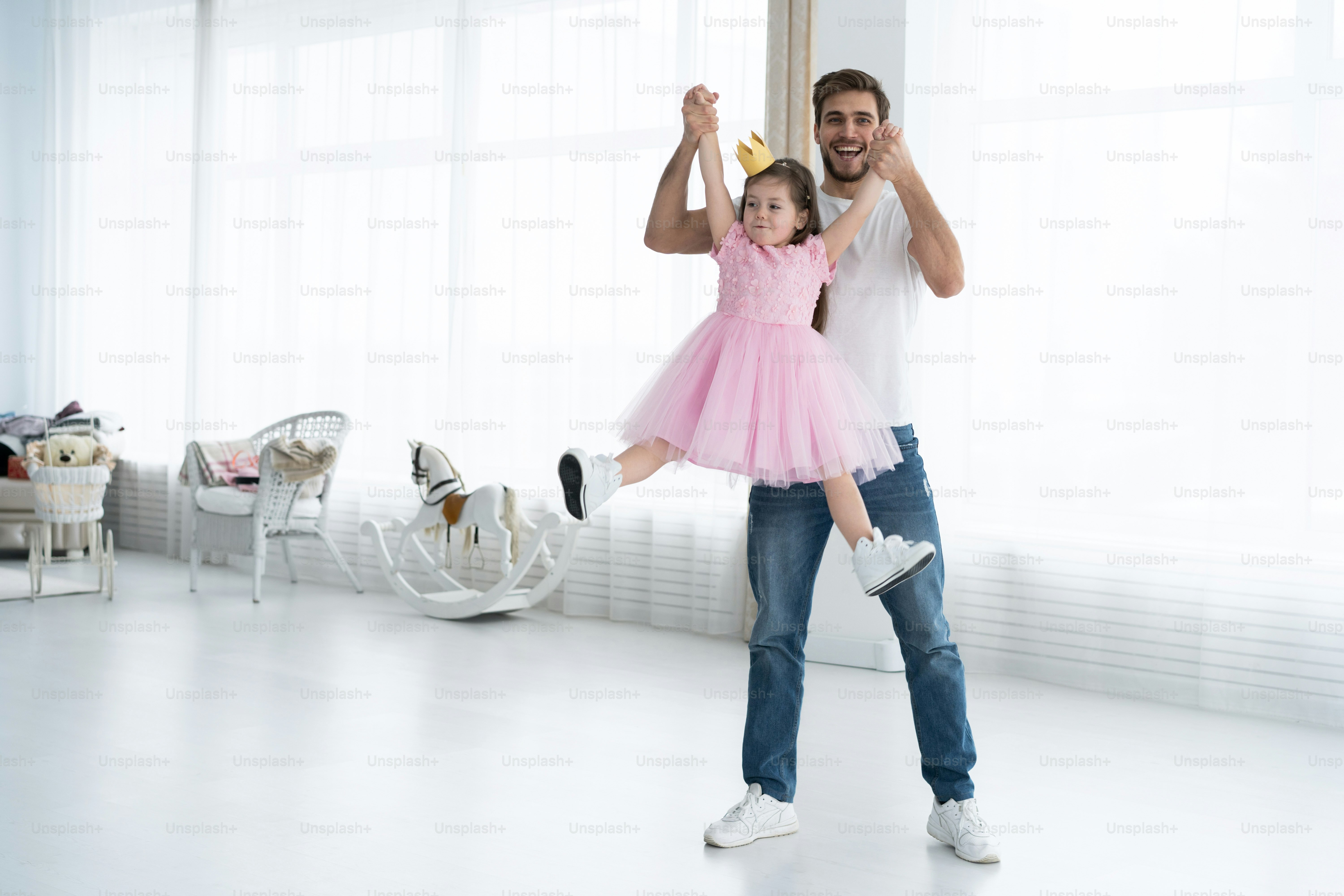 Ich liebe dich, Papa! Ein gutaussehender junger Mann zu Hause mit ...