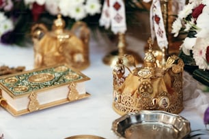 corone d'oro e sacra bibbia sull'altare in chiesa alla cerimonia nuziale, luogo spirituale, momento religioso