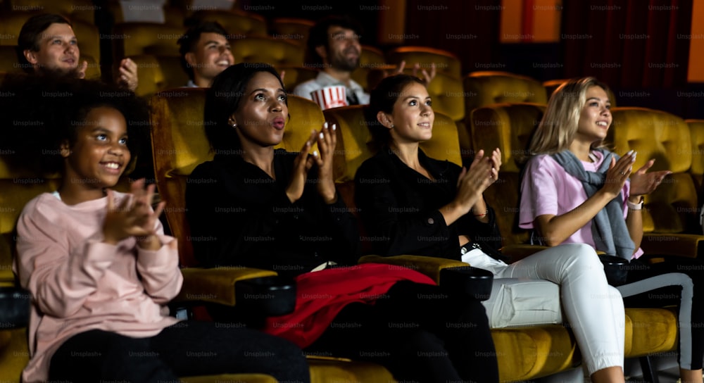 Groupe de spectateurs heureux et amusants regarder le cinéma dans la salle de cinéma. Concept d’activité de loisirs et de divertissement de groupe.