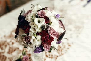 Elegante bouquet rustico sul tavolo con spazio per il testo. Allestimenti floreali per il giorno del matrimonio