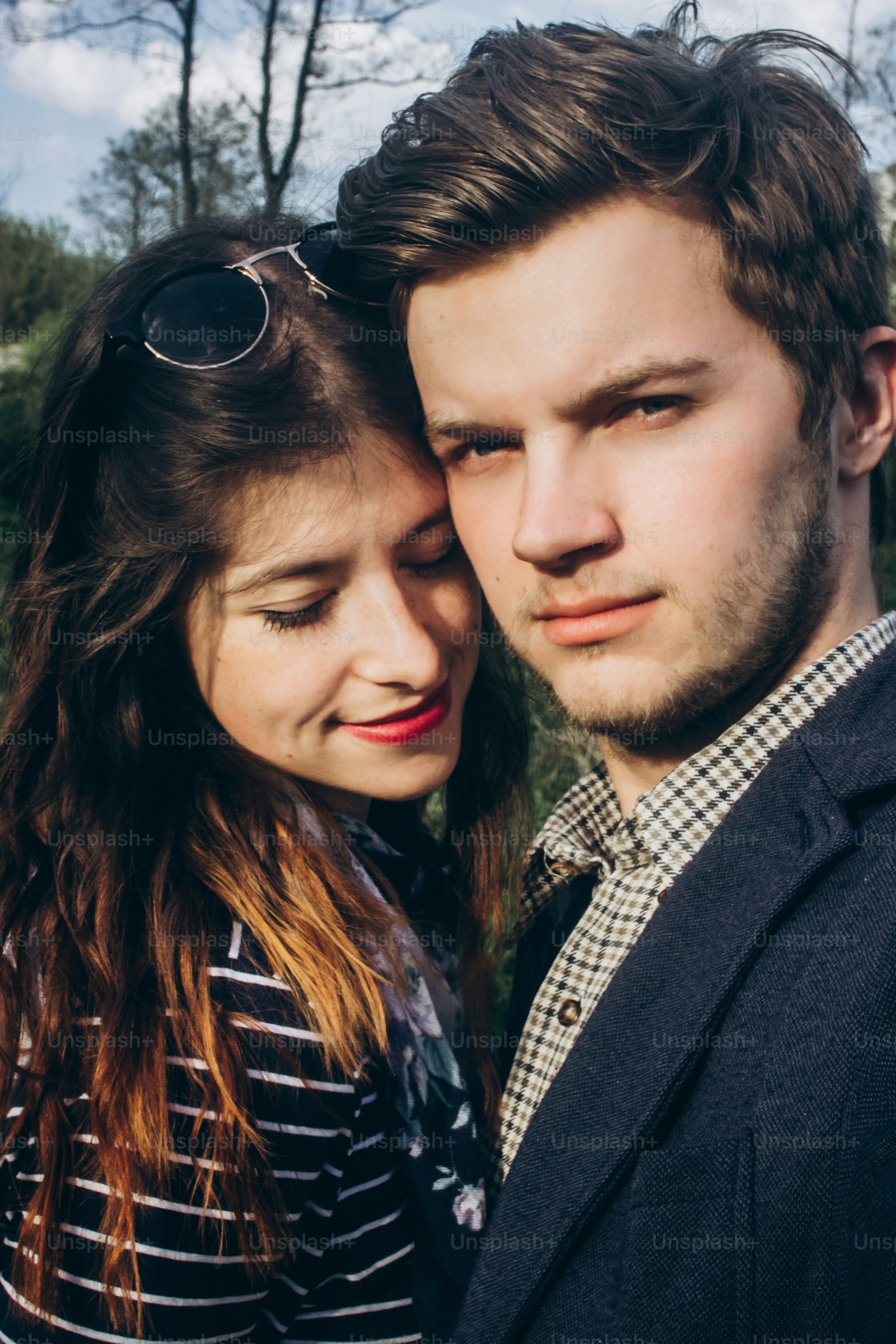 Elegante pareja hipster abrazada y sonriendo en el campo soleado. espacio para el texto. Hombre y mujer rústicos abrazados, momento sensual en el jardín de primavera. hermosos sentimientos. primavera