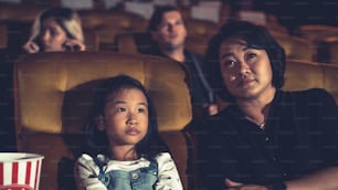 Público de pessoas assistindo filme no cinema cinema. Atividade de recreação em grupo e conceito de entretenimento.