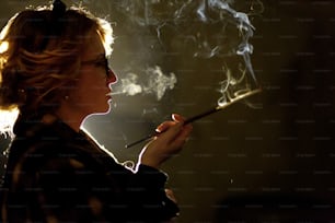Mujer sexy elegante sosteniendo cigarrillo y fumando al aire libre, primer plano de la cara, retrato de mujer misteriosa en abrigo vintage, atmósfera noire francesa, concepto de detective