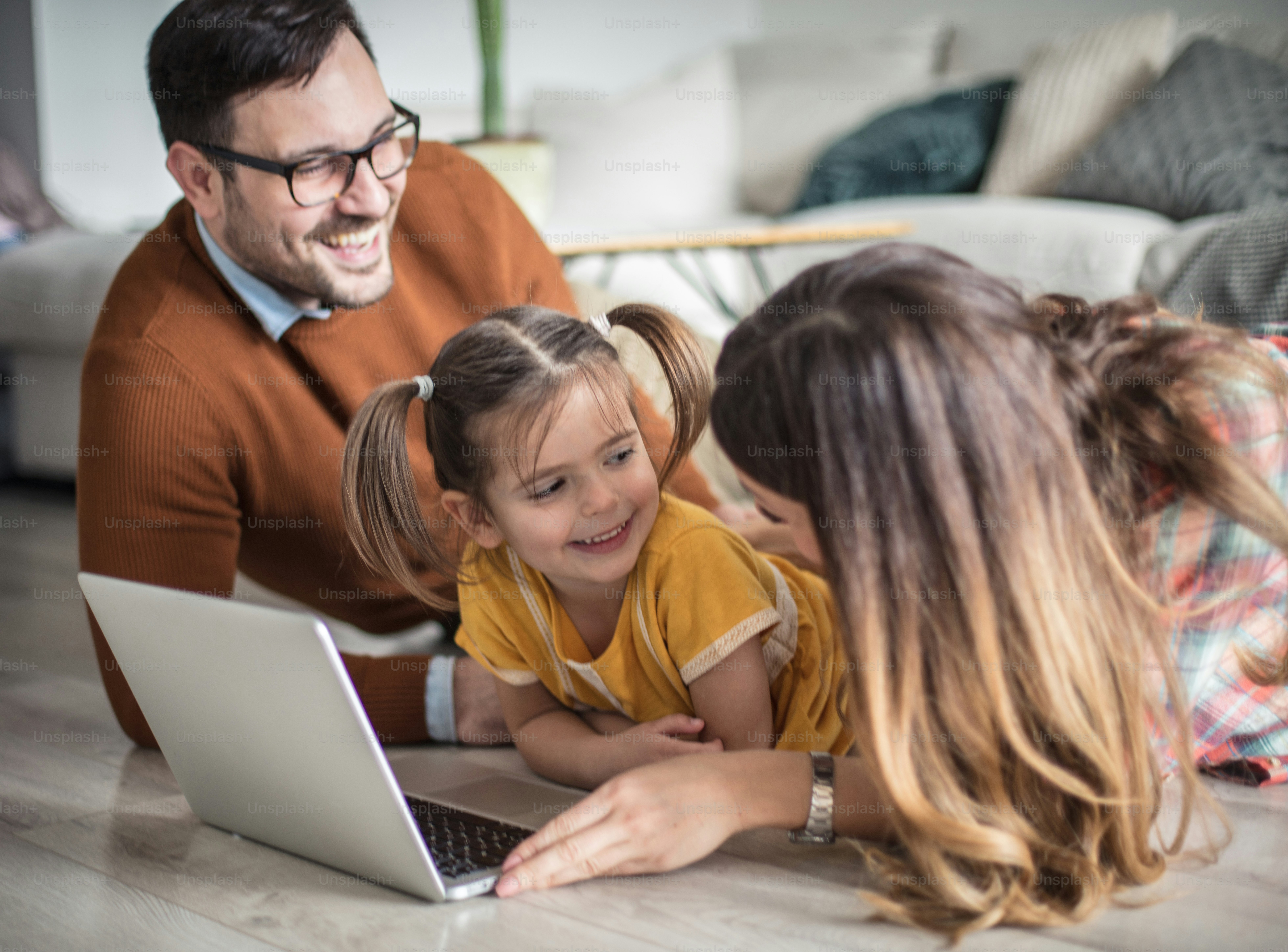 Apa yang kita miliki di repertoar kita hari ini? Orang tua dengan anak perempuan menggunakan laptop.