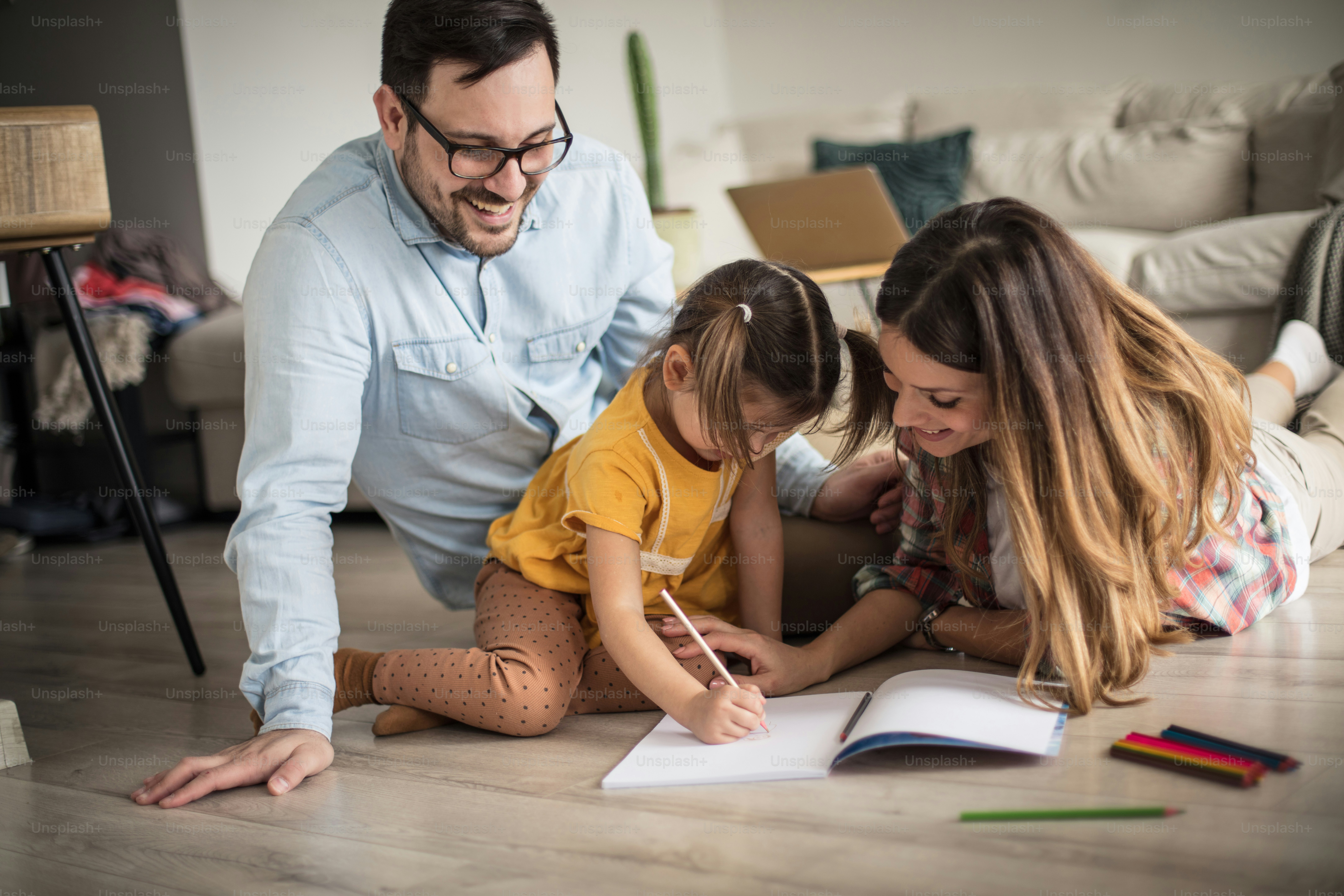 Je vais vous montrer ce que j’ai appris. Les parents aident leur fille à faire ses devoirs.