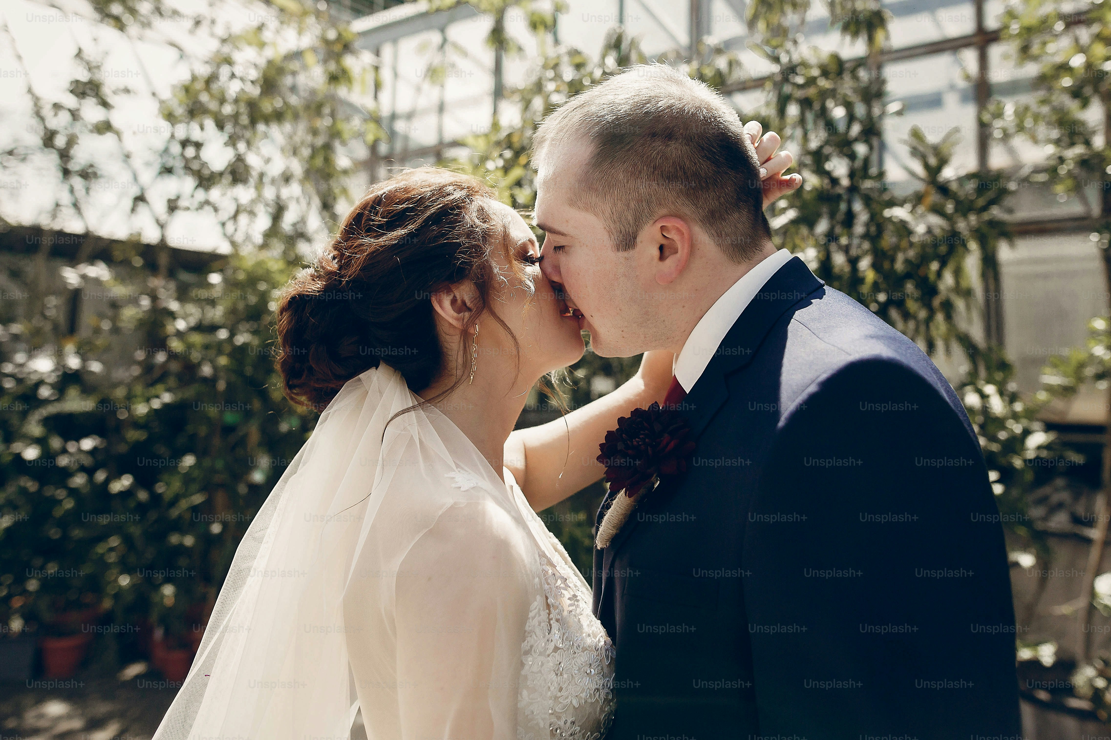 Novio feliz besándose con hermosa novia morena en el jardín botánico  durante el paseo de verano, retrato de pareja de recién casados al aire  libre foto – Imagen de Amar en Unsplash, image size:3000x2000