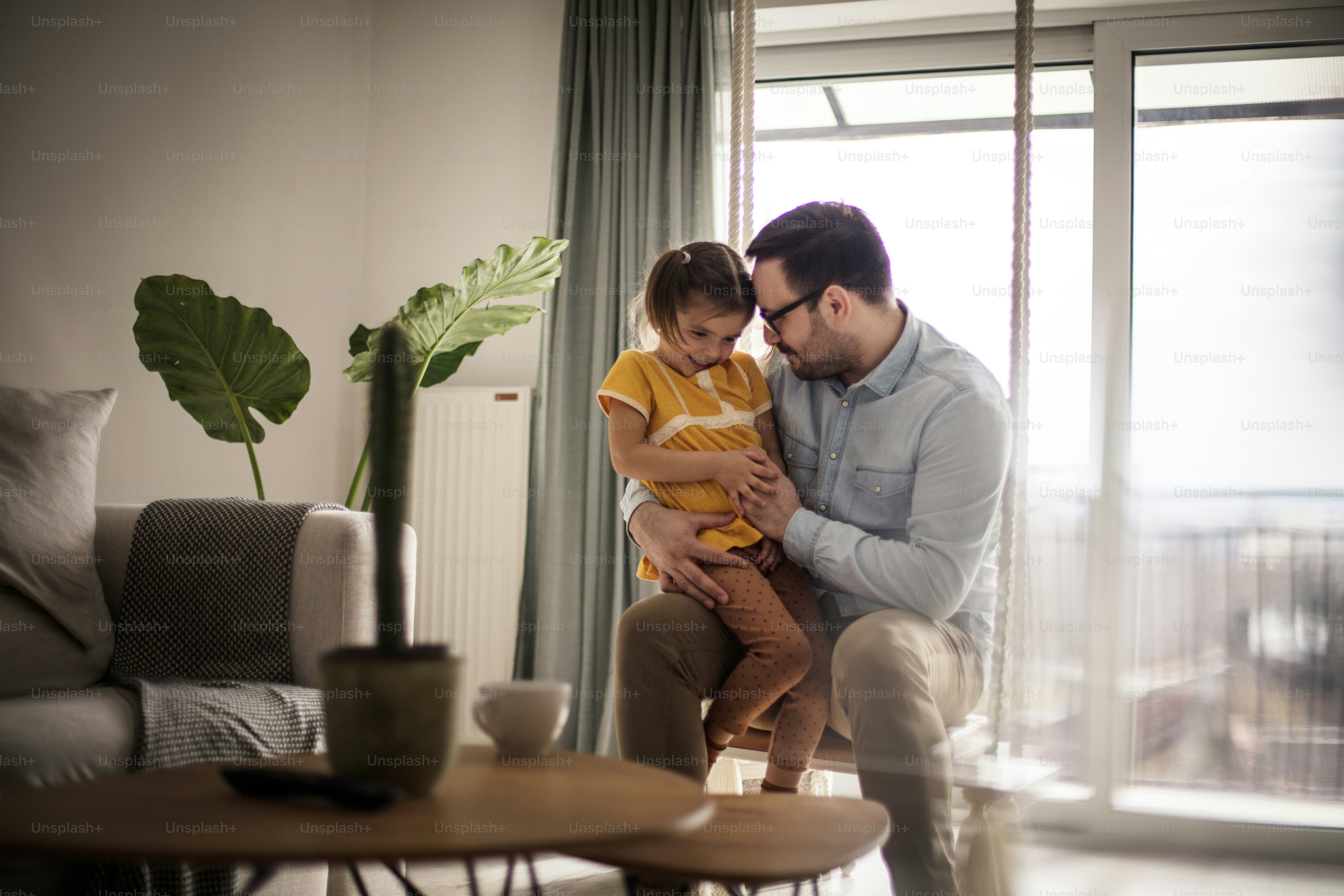 Kostbare Zeit. Vater und Tochter spielen zu Hause.