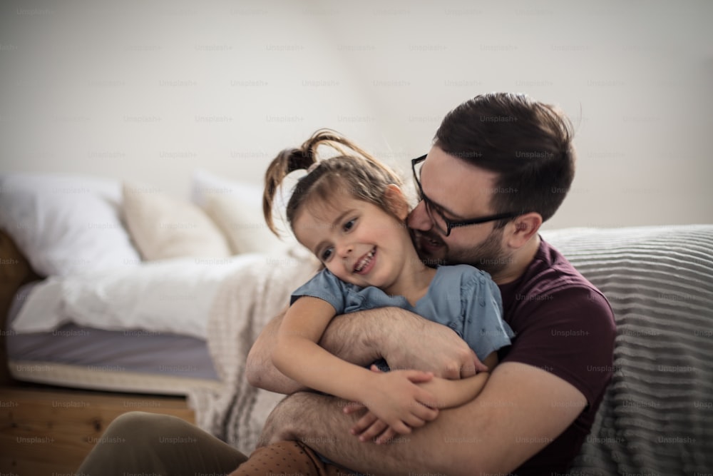 Foto El abrazo de papá es el más fuerte. Padre e hija divirtiéndose en  casa. – Fotografía Imagen en Unsplash