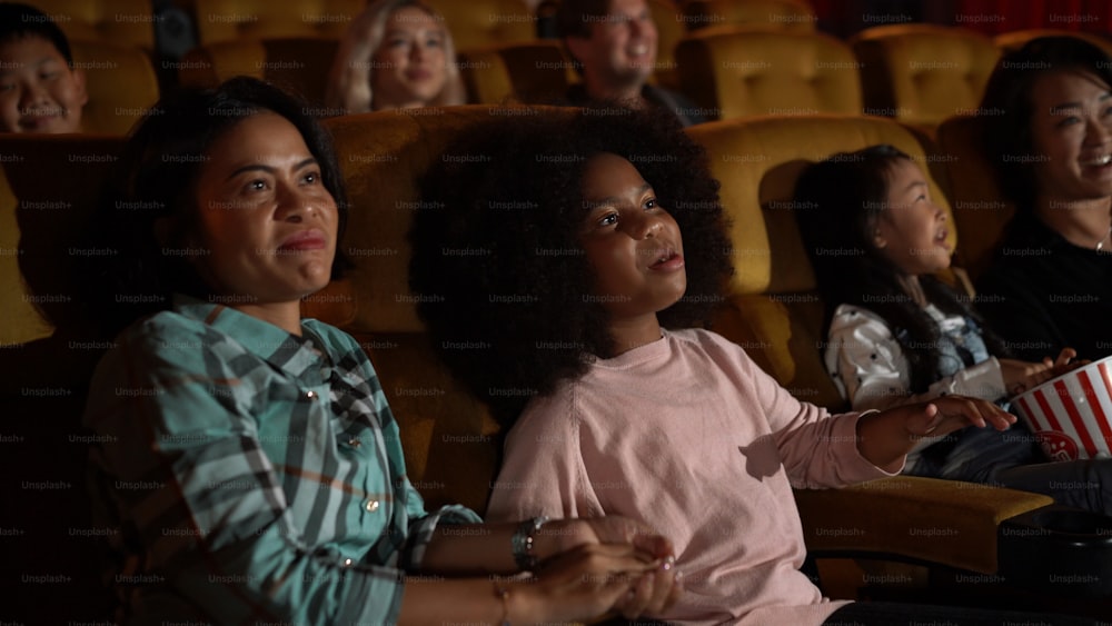 Das Publikum schaut sich Filme im Kino an. Gruppenerholung und Unterhaltungskonzept.
