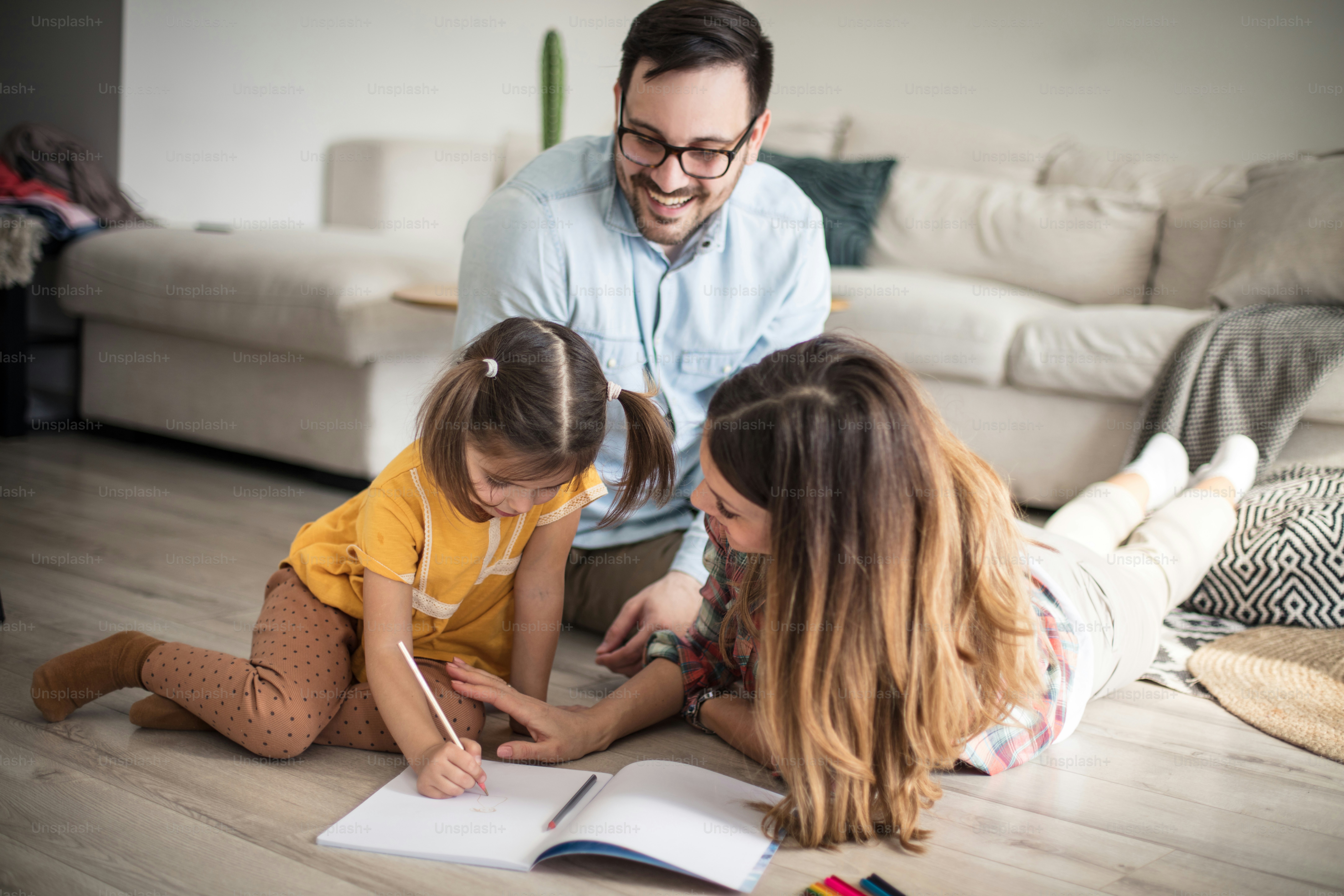 Foto Esa es nuestra chica inteligente. Los padres ayudan a su hija con ...