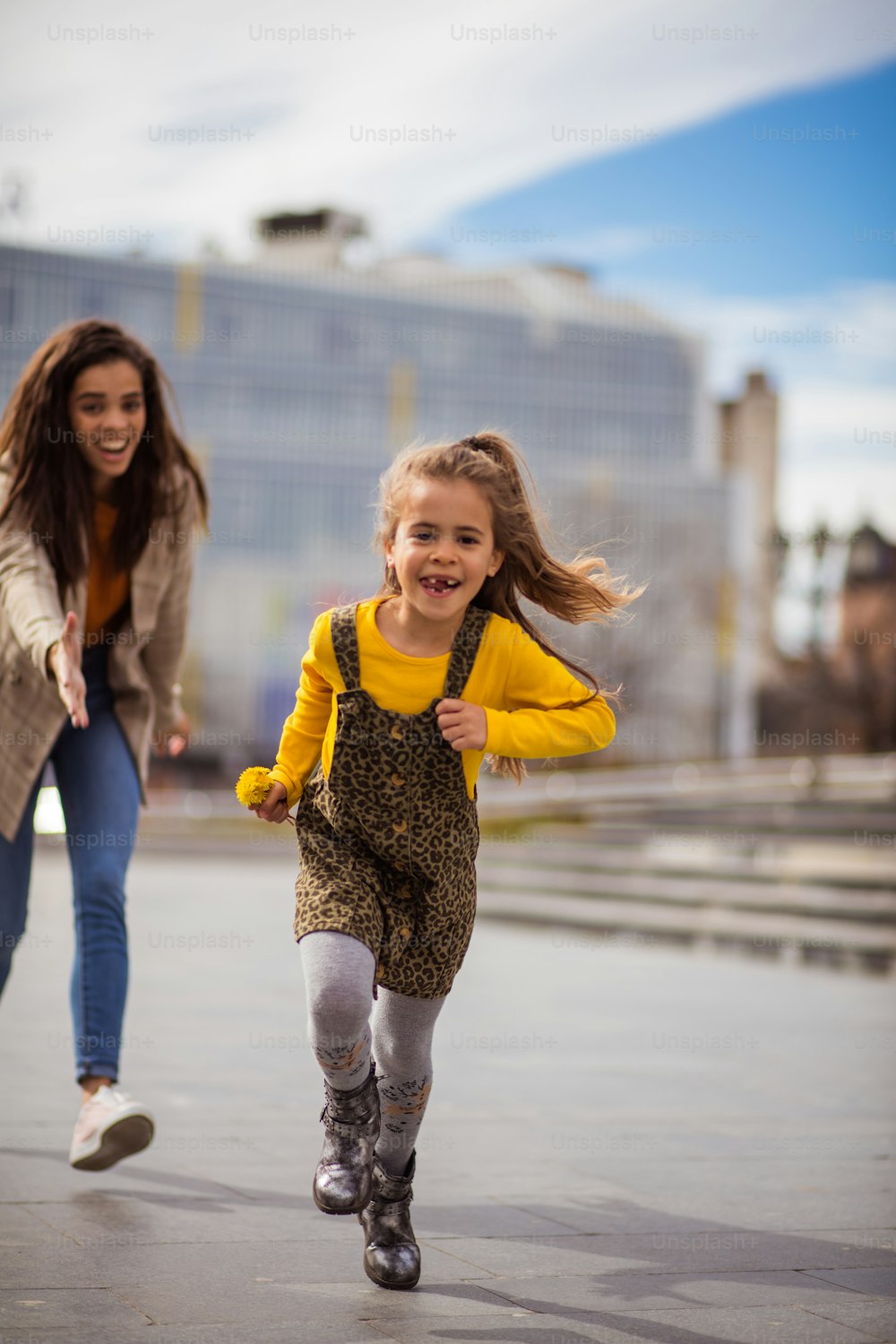 You won't catch me. Mother and daughter in the city.