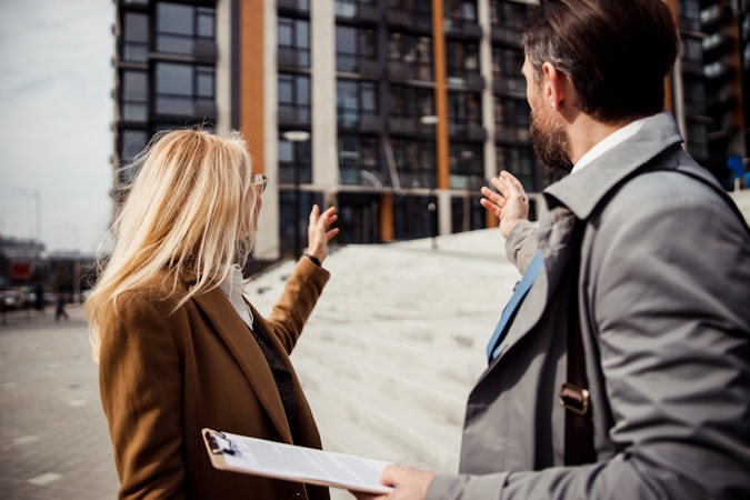 Pareja joven colombiana revisando planos de apartamento en Bogotá
