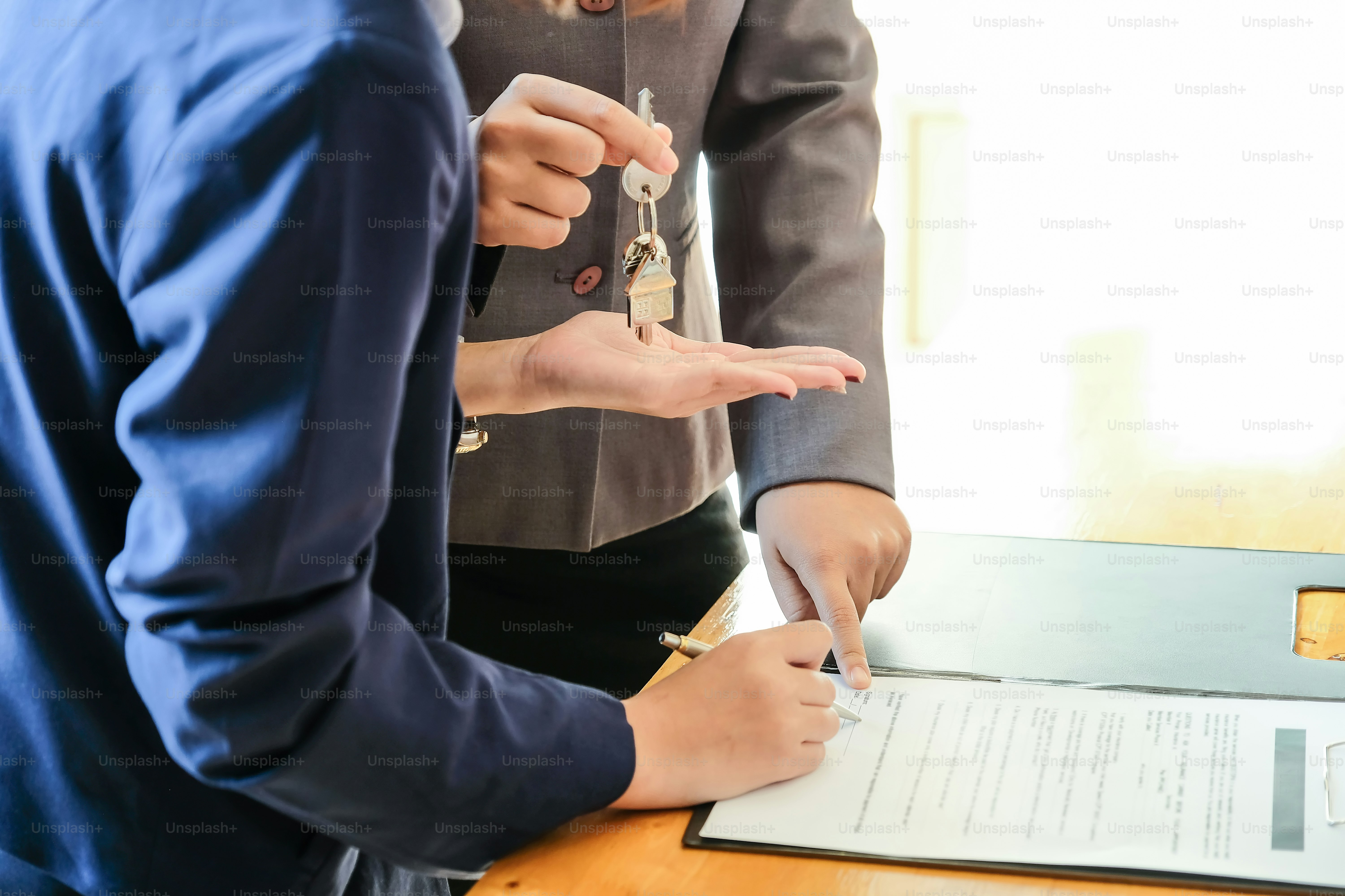 El agente inmobiliario ofrece la mano para que el cliente firme el contrato de firma del contrato para la compra o venta de la casa. Concepto inmobiliario Concepto de acuerdo de contacto