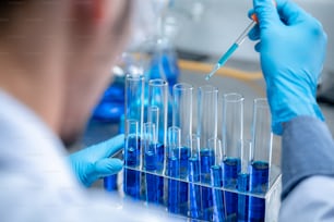 化学実験室における抗レトロウイルス薬の開発と研究者チーム