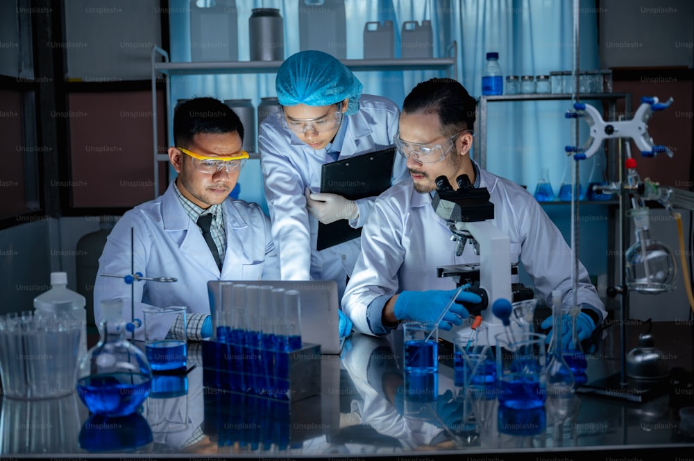 Ciência e medicina, cientista analisando e soltando uma amostra em um copo, experimentos contendo líquido químico em laboratório em artigos de vidro, estrutura de DNA, inovação e tecnologia.