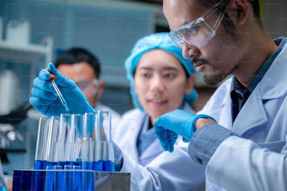 科学と医学、科学者がサンプルを分析してガラス器具に落とす、ガラス器具、DNA構造、革新的および技術に関する実験室での化学液体を含む実験。