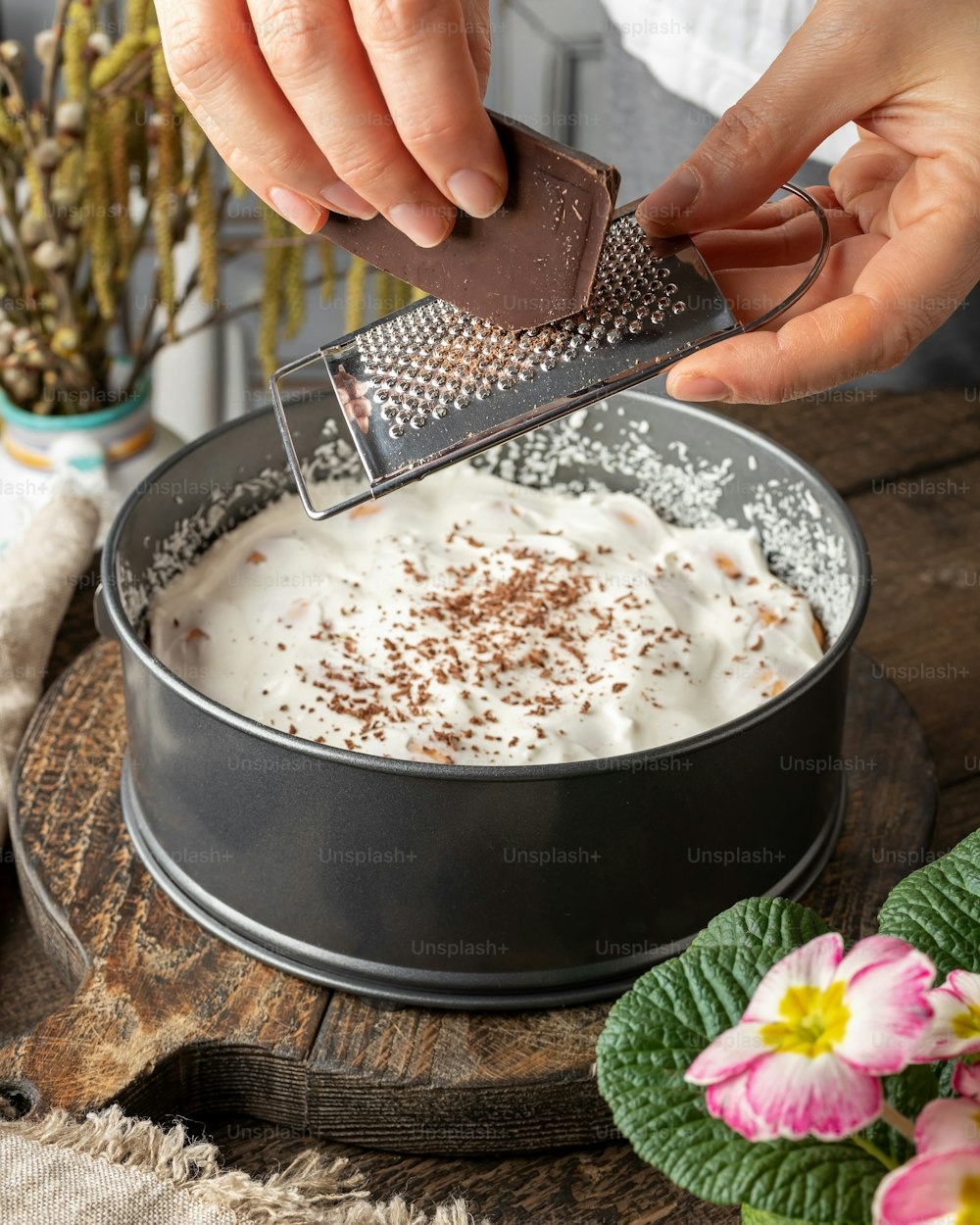 사워 크림과 스폰지 비스킷으로 만든 노 베이크 케이크 준비-강판 초콜릿