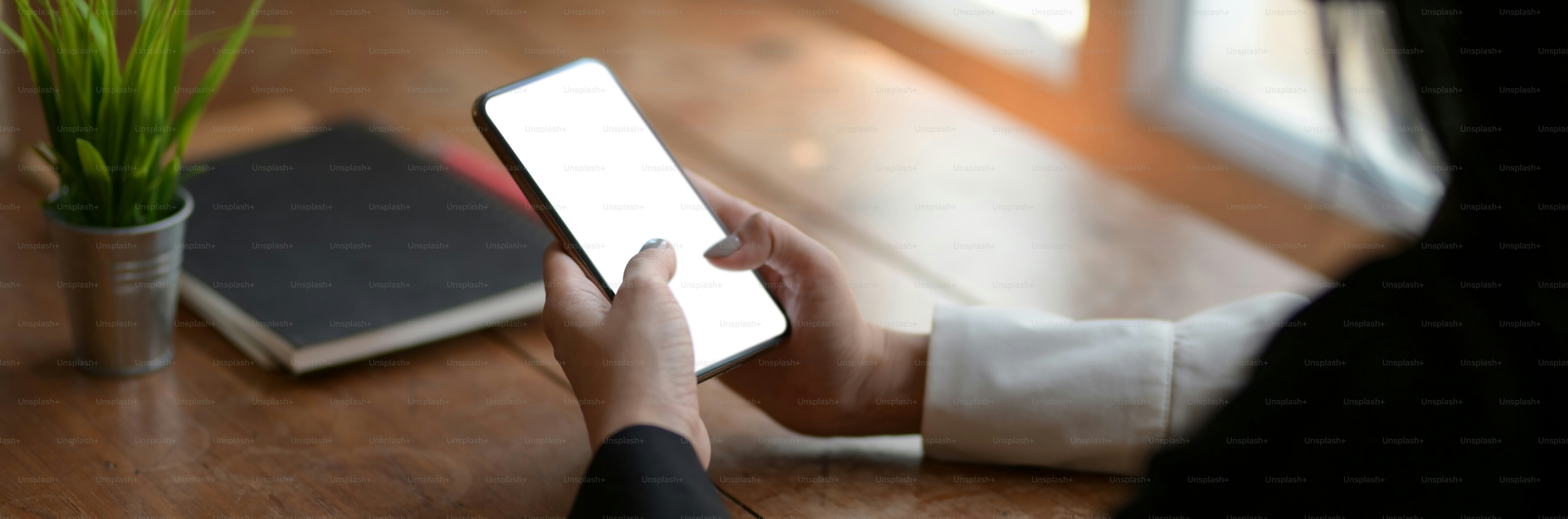 CHIANG MAI, THAILAND - 26 MARET 2020 : wanita memegang iPhone dengan layar Apple Music, Apple Music adalah layanan streaming musik
