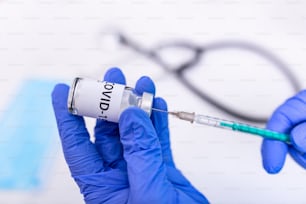 COVID-19ワクチンバイアル用量インフルエンザショット薬針シリンジ、医療コンセプトワクチン接種皮下注射治療疾患ケア病院予防予防接種病気疾患