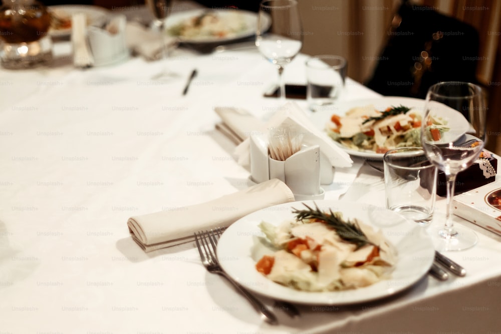 Elegante mesa de lujo con comida y bebidas en elegante celebración, catering en restaurante