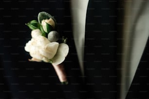 Stilvolle elegante Boutonniere auf Bräutigamanzug beim morgendlichen Getting Ready