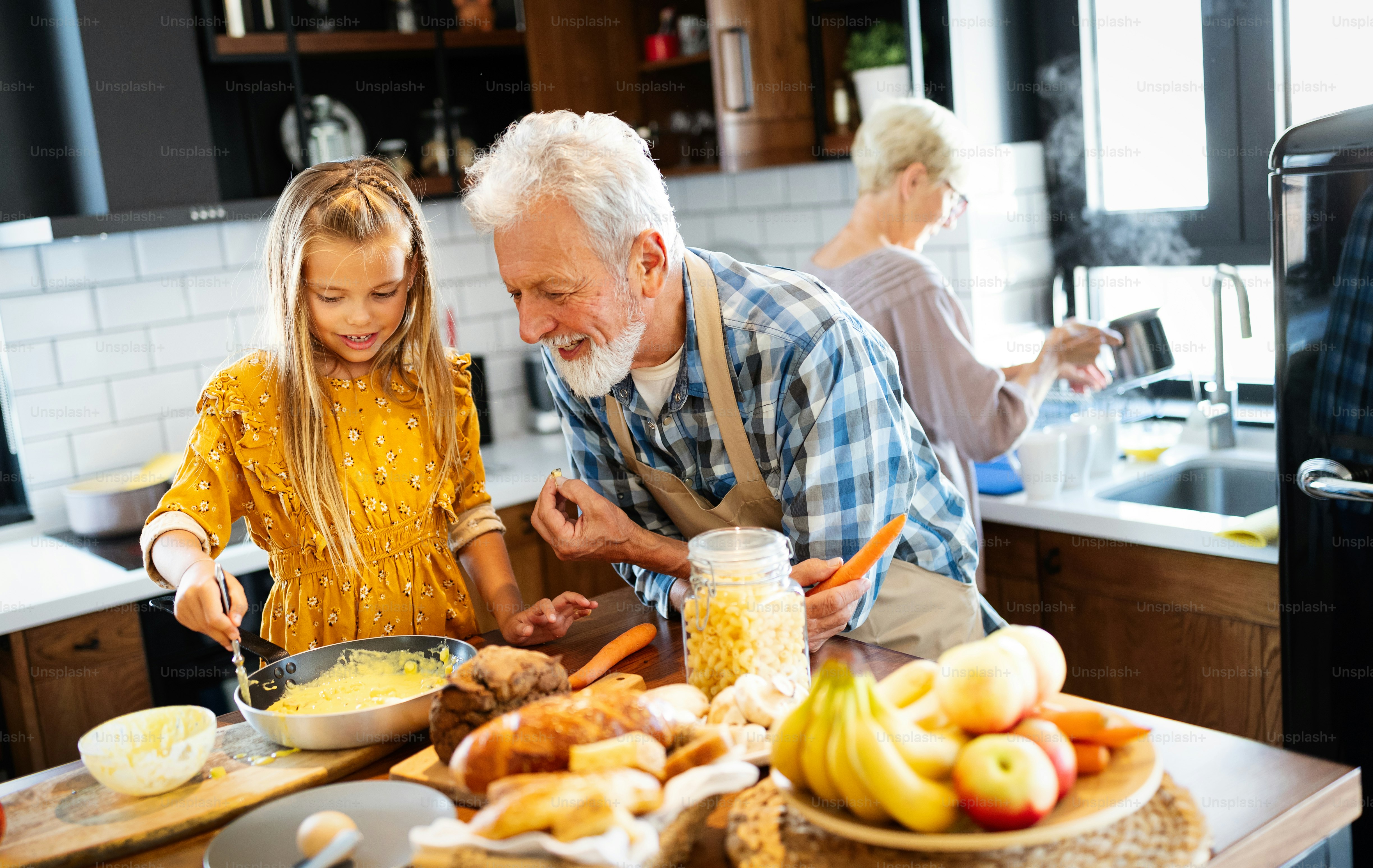 Abuelos desayunando con su nieta en casa foto – Imagen de Abuelo en ...