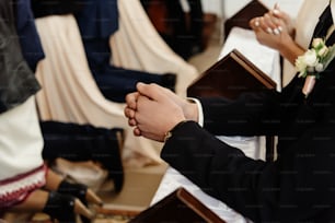 Les mariés se préparent à la communion à genoux lors de la cérémonie de mariage à l’église