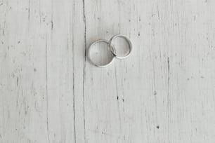 木製の白い背景に結婚指輪